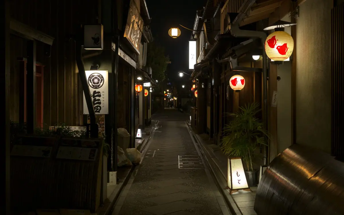 Night view of Pontocho lane with paper lanterns bearing the plover emblem